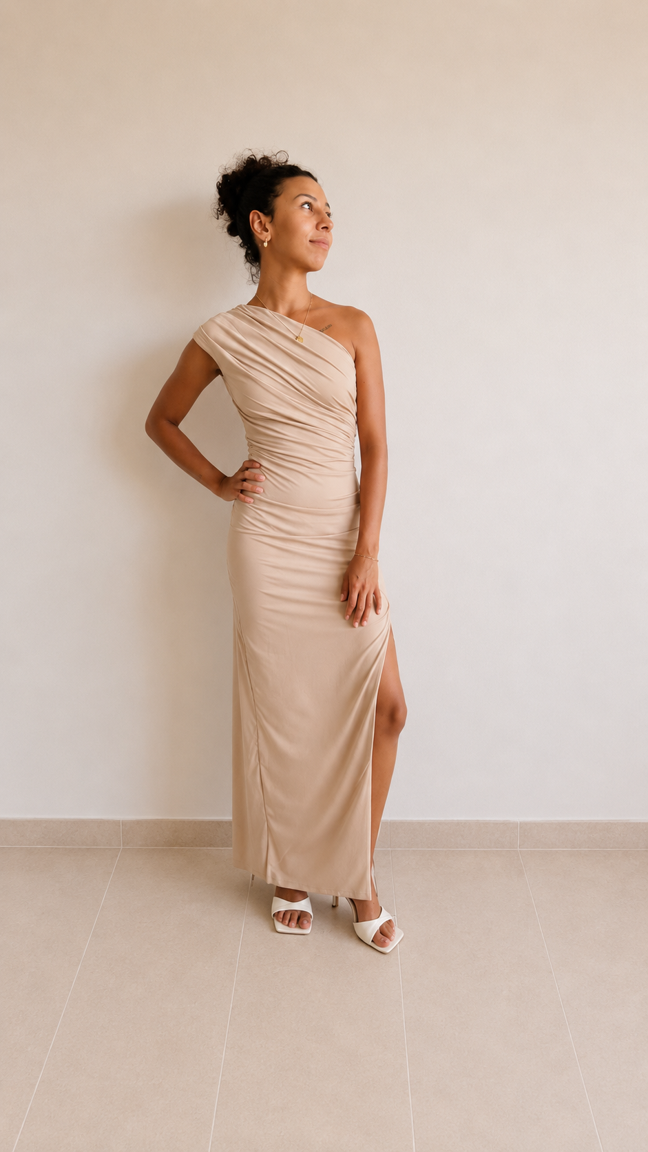 Robe asymétrique à fente Surya